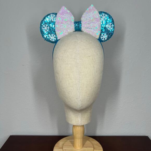 🎄 Winter Wonderland Minnie Ears | Disney-Inspired Christmas Mouse Ears Headband - Picture 2 of 5